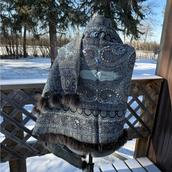 Elegant Blue Paisley Shawl with Fur Trim - Picture 3 of 12